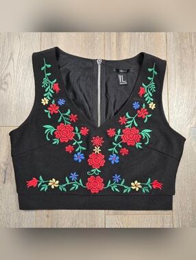Forever 21 Embroidered Floral Sleeveless Crop Top Dirndle Bavarian Style Size M